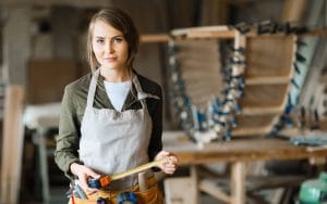 Artisan du bâtiment utilisant du matériel professionnel financé en location
