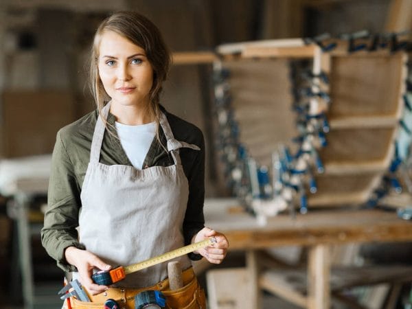 Artisan du bâtiment utilisant du matériel professionnel financé en location