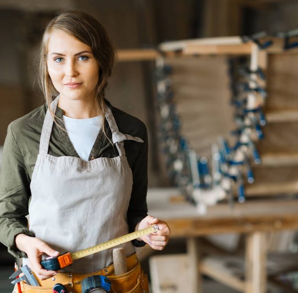Artisan du bâtiment utilisant du matériel professionnel financé en location
